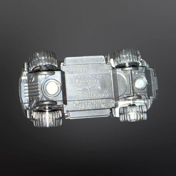 2022 Hot Wheels Volvo XC40 Recharge HW Green Speed White 1:64 - Picture 3 of 7